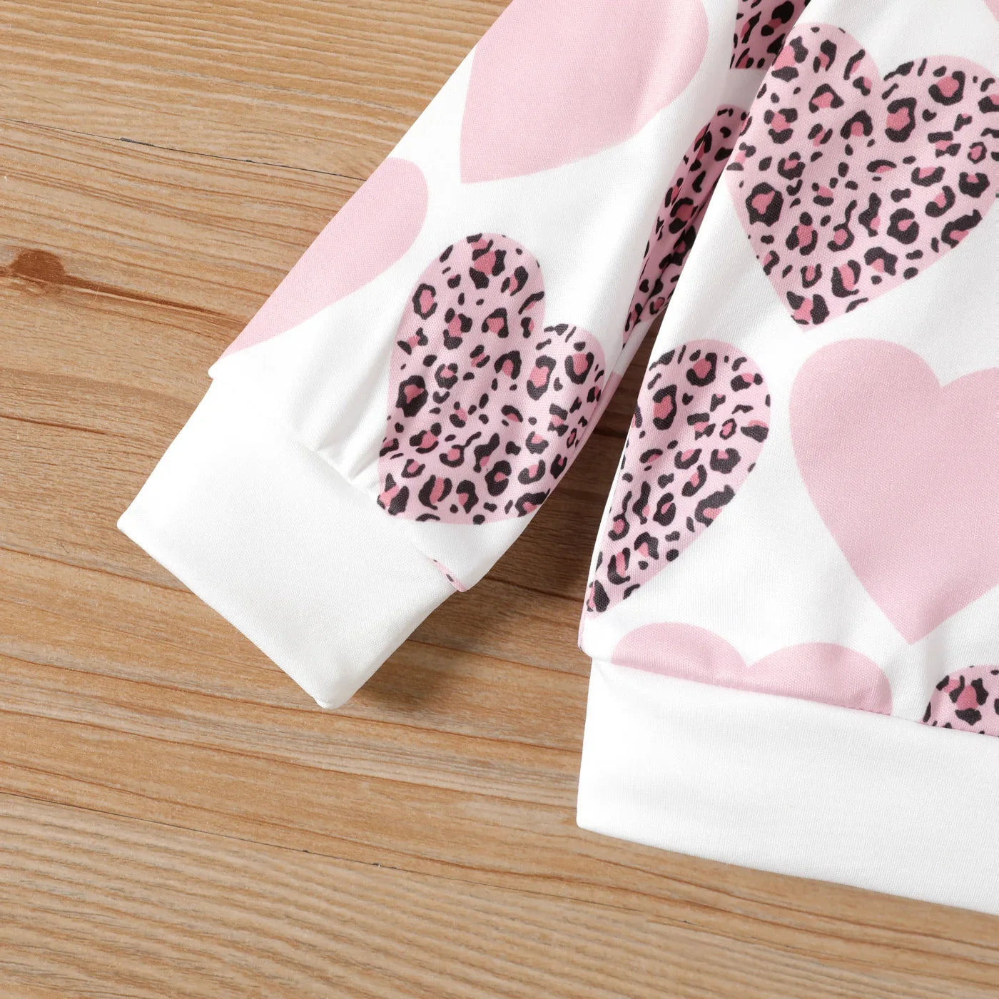 Baby Girl Allover Leopard Heart Print Long-sleeve Sweatshirt Perfect for Outings and Daily Wear Basic Style